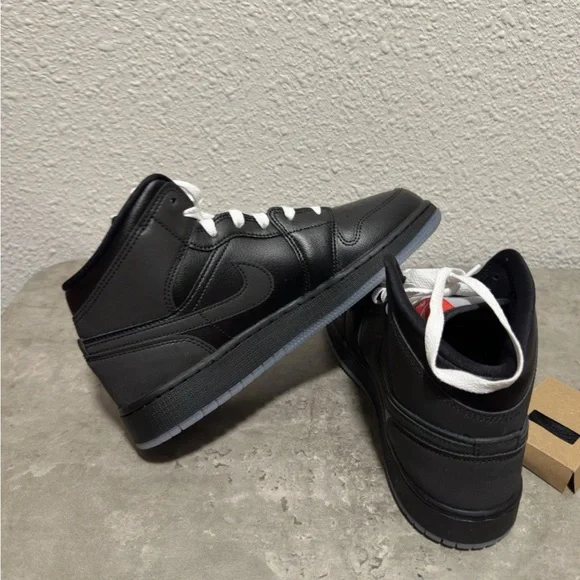 Air Jordan 1 Mid GS Reimagined - HV5180 010 - Black / Grey 6.5Y Womens 8 NEW - Picture 4 of 9